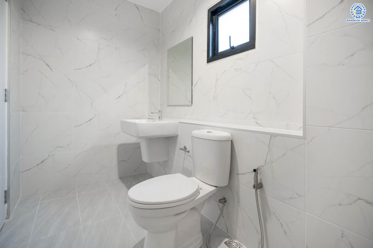 บ้านมือสองตกแต่งใหม่ โครงการ ชวนชื่น ปิ่นเกล้า บนเนื้อที่ 76.9 ตร.ว. พื้นที่ใช้สอยมากถึง 212.5 ตร.ม. ฟังก์ชันจัดเต็ม 3 ห้องนอน 3 ห้องน้ำ จอดรถได้ถึง 2 คัน พร้อมทั้งเปลี่ยนระบบสุขาภิบาลให้ใหม่ พร้อมเข้าอยู่ทันที บนทำเลศักยภาพ เชื่อมต่อหลายเส้นทาง ใกล้จุดขึ้นทางด่วน "ศรีรัช" และรถไฟฟ้าสายสีแดง "สถานีตลิ่งชัน"